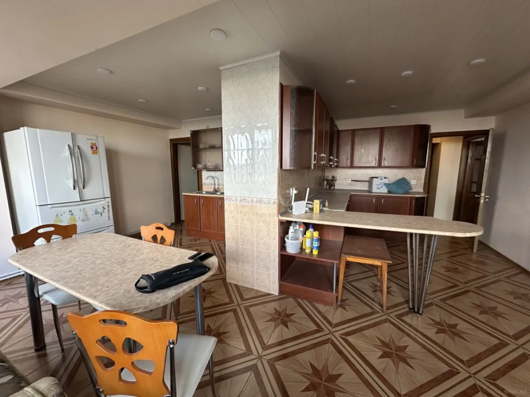 Satılır 4 otaqlı mənzil 190 m²