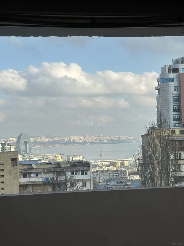 Satılır 4 otaqlı mənzil 190 m²