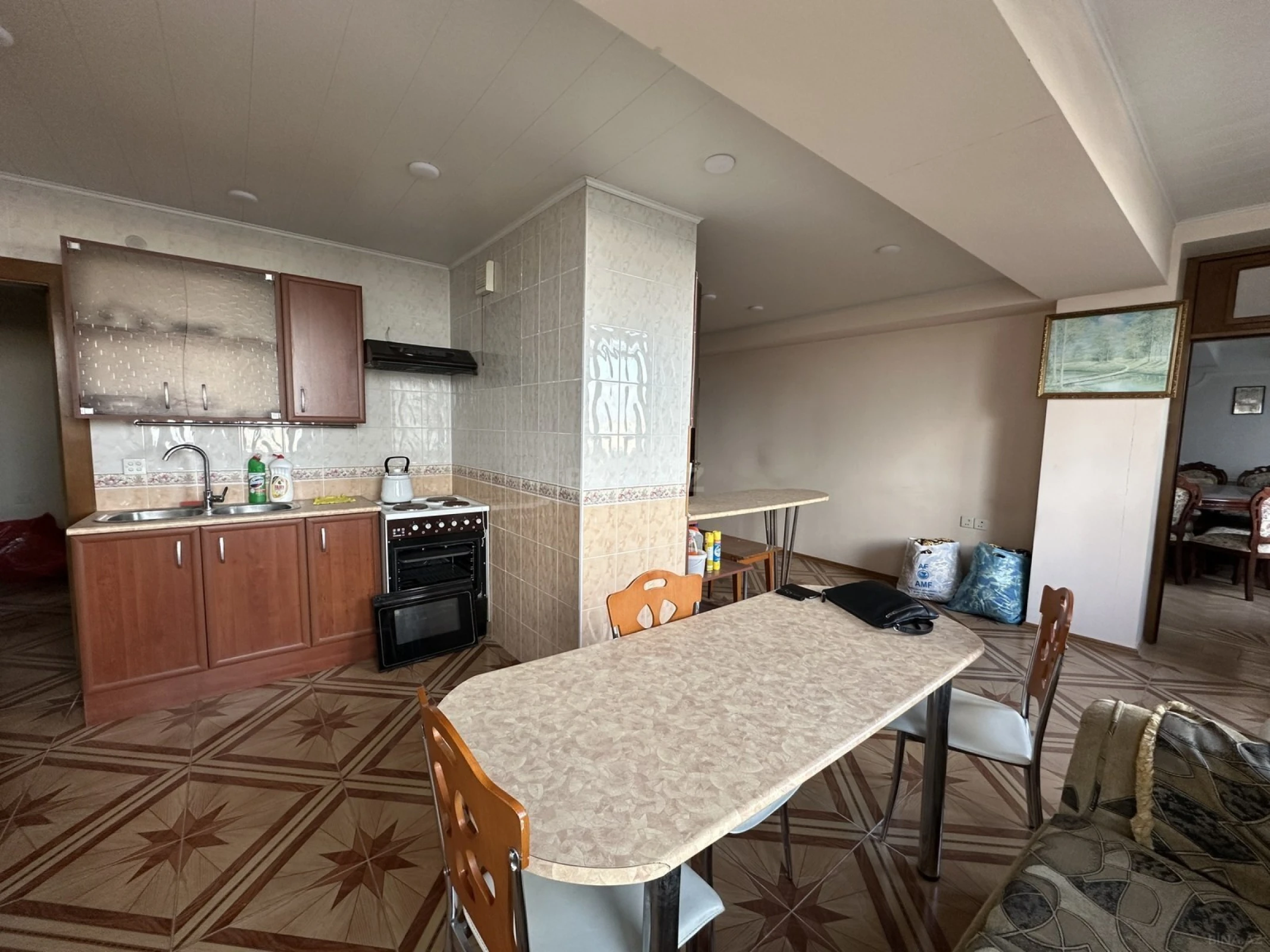 Satılır 4 otaqlı mənzil 190 m²