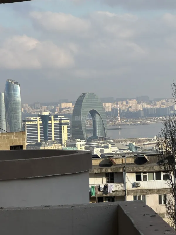 Satılır 4 otaqlı mənzil 190 m²