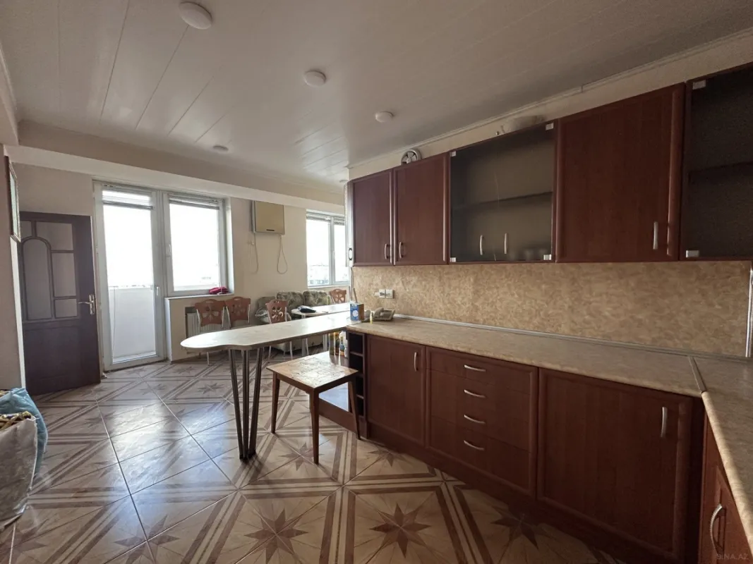 Satılır 4 otaqlı mənzil 190 m²