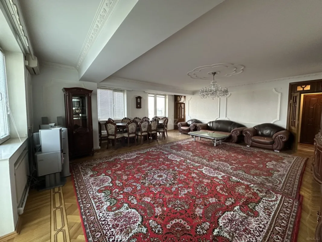Satılır 4 otaqlı mənzil 190 m²