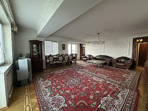 Satılır 4 otaqlı mənzil 190 m²