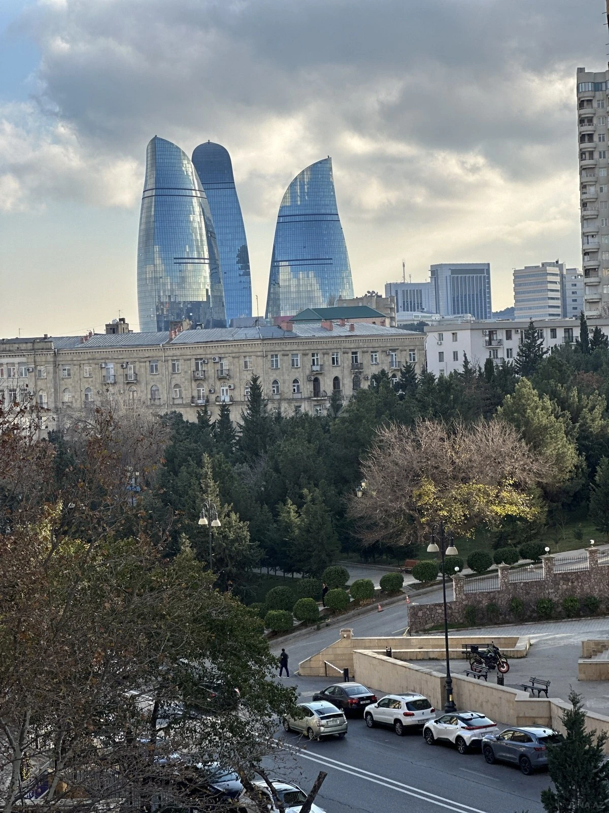 Satılır 4 otaqlı mənzil 190 m²