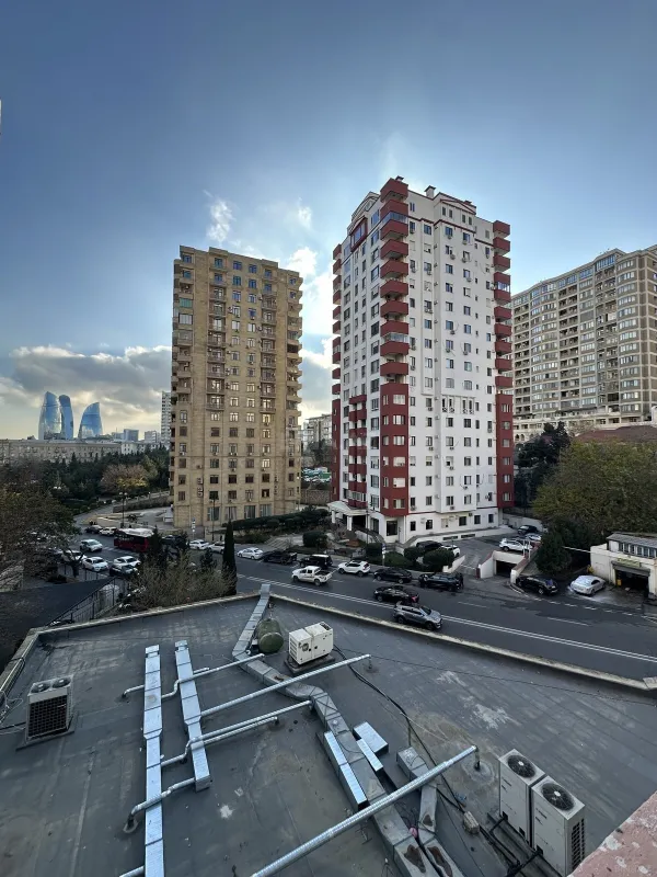 Satılır 4 otaqlı mənzil 190 m²
