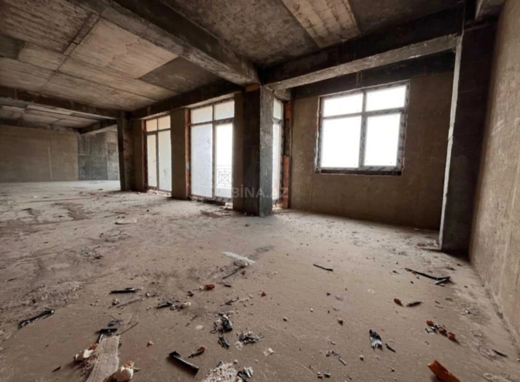 Satılır 4 otaqlı mənzil 185 m²