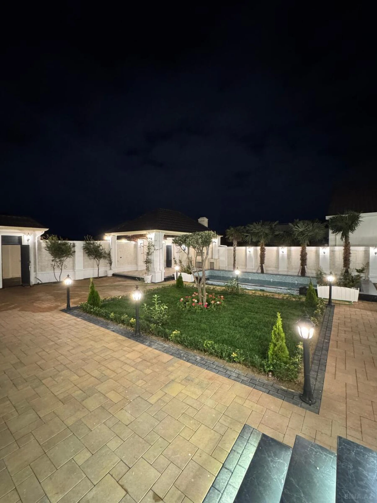 Satılır 5 otaqlı həyət evi 300 m²