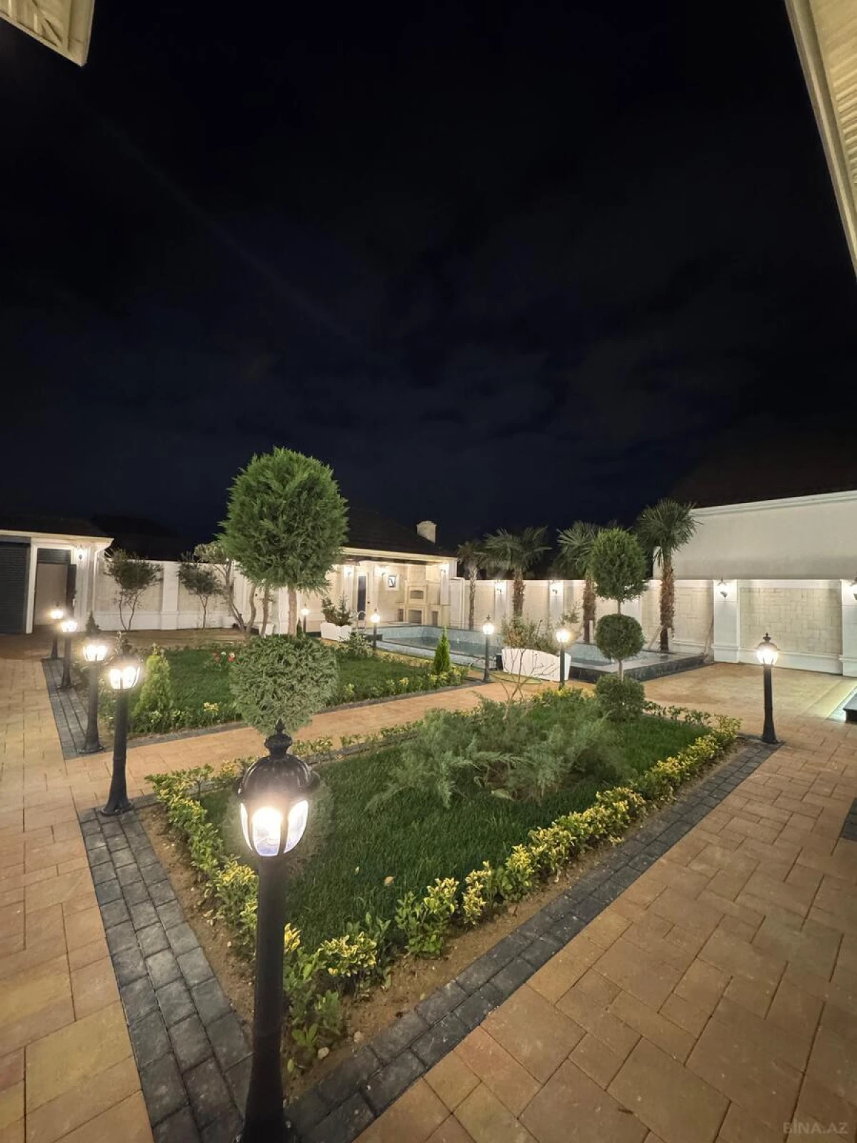 Satılır 5 otaqlı həyət evi 300 m²