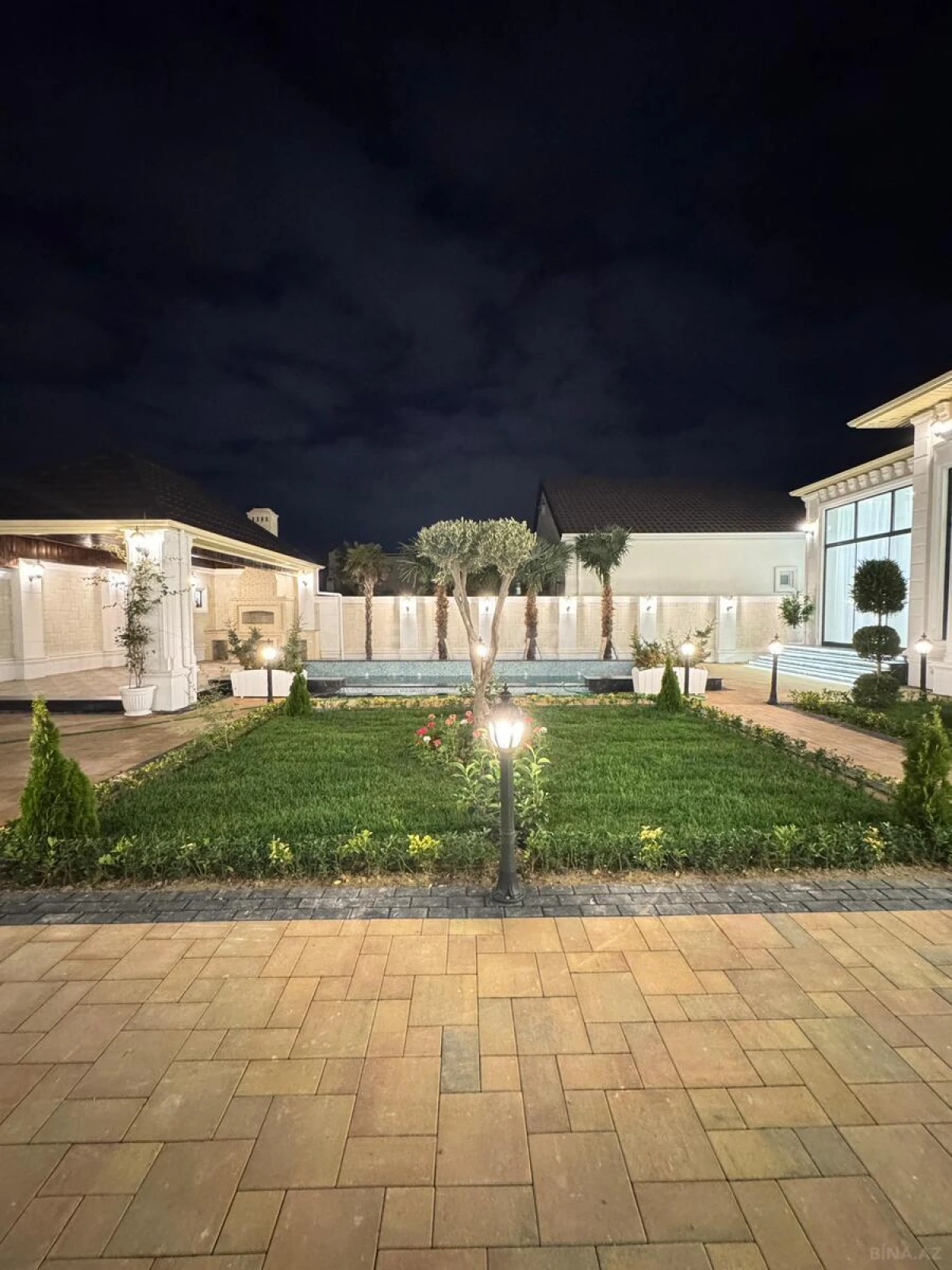 Satılır 5 otaqlı həyət evi 300 m²