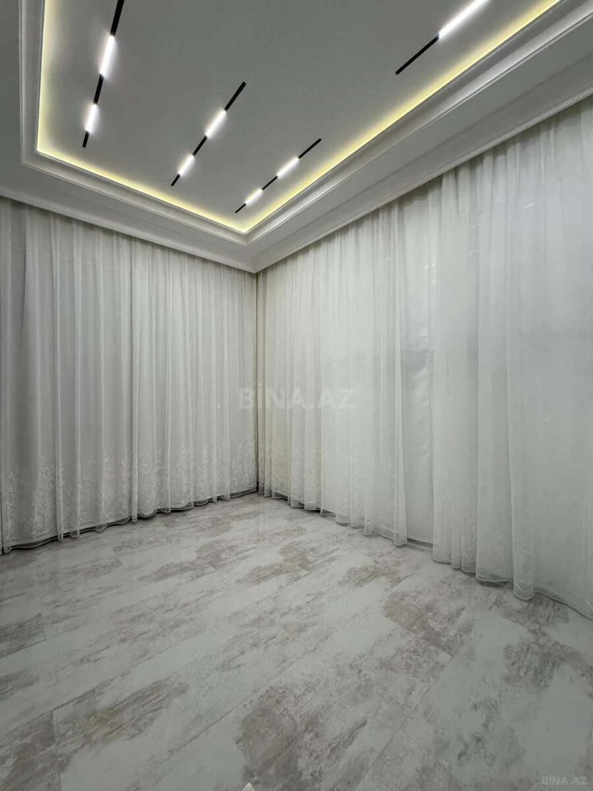 Satılır 5 otaqlı həyət evi 300 m²