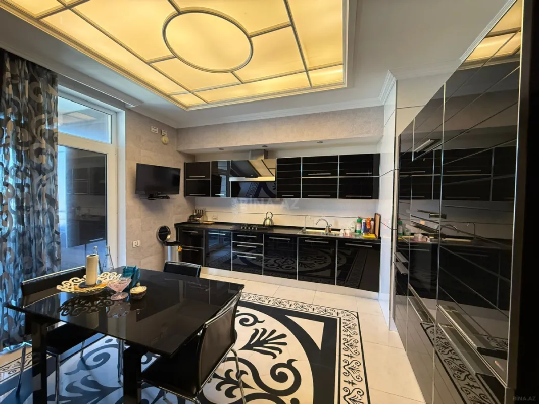 Satılır 4 otaqlı mənzil 198 m²
