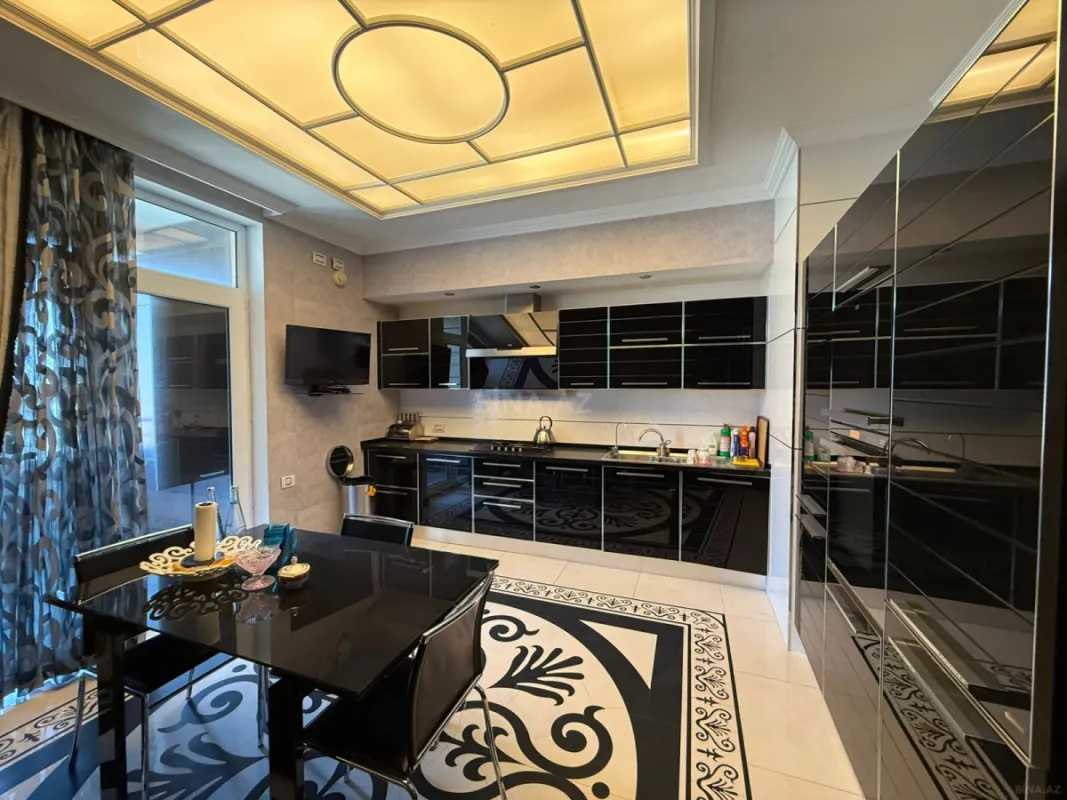 Satılır 4 otaqlı mənzil 198 m²