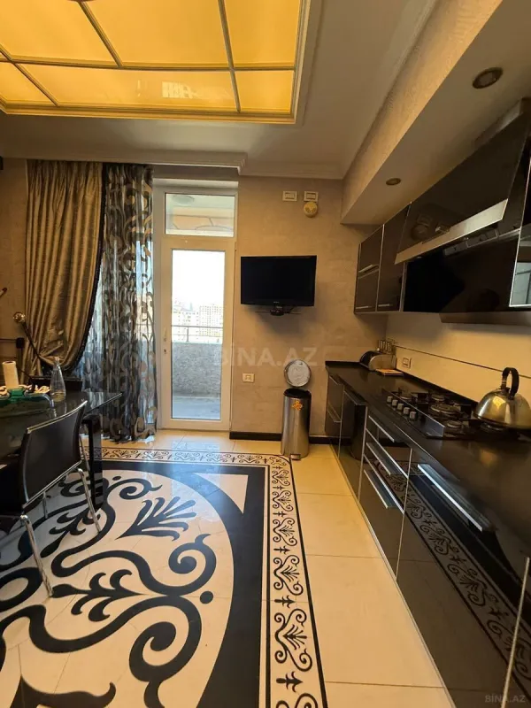 Satılır 4 otaqlı mənzil 198 m²