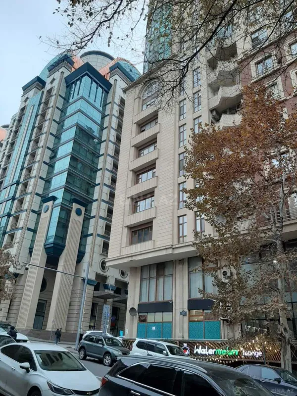 Satılır 4 otaqlı mənzil 198 m²