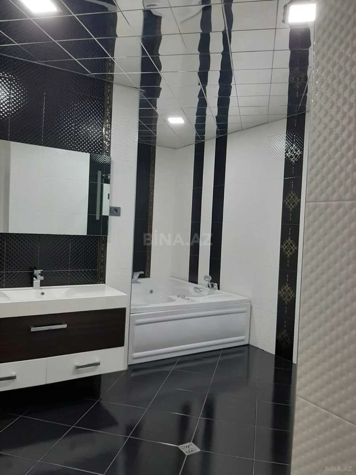 Satılır 4 otaqlı mənzil 198 m²