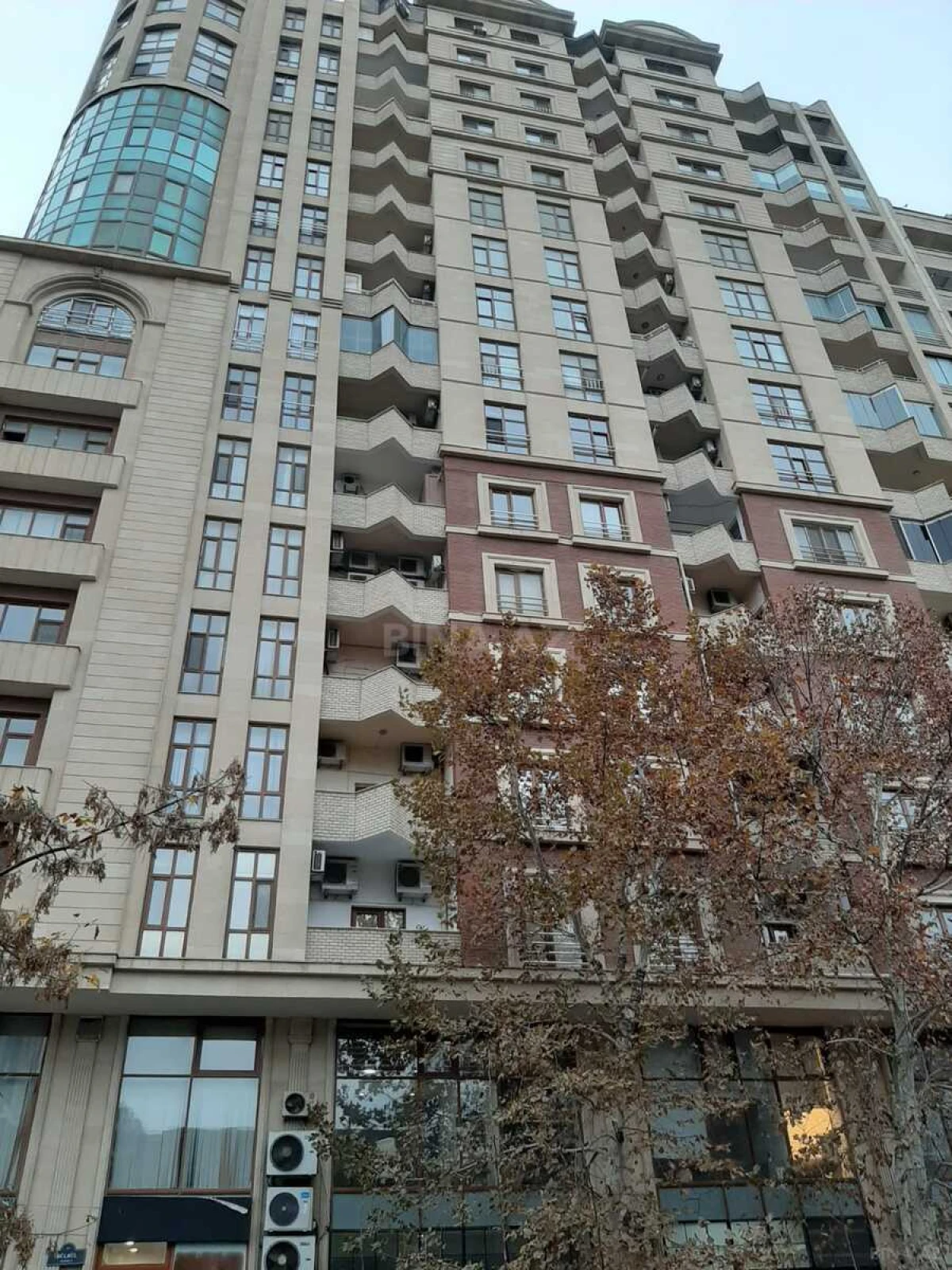 Satılır 4 otaqlı mənzil 198 m²