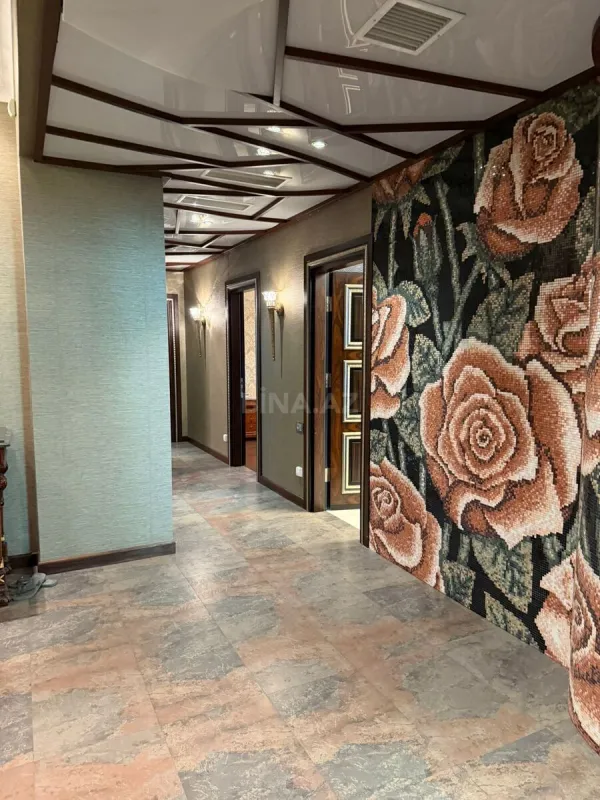 Satılır 4 otaqlı mənzil 198 m²