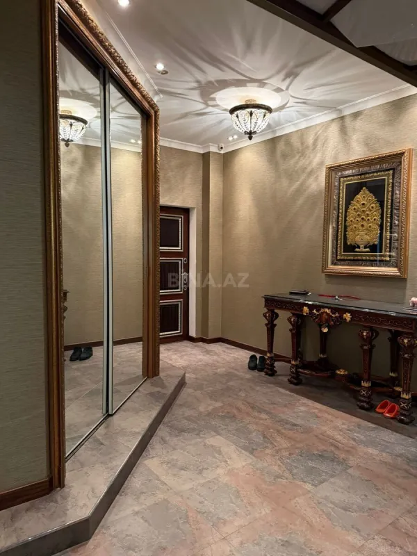 Satılır 4 otaqlı mənzil 198 m²