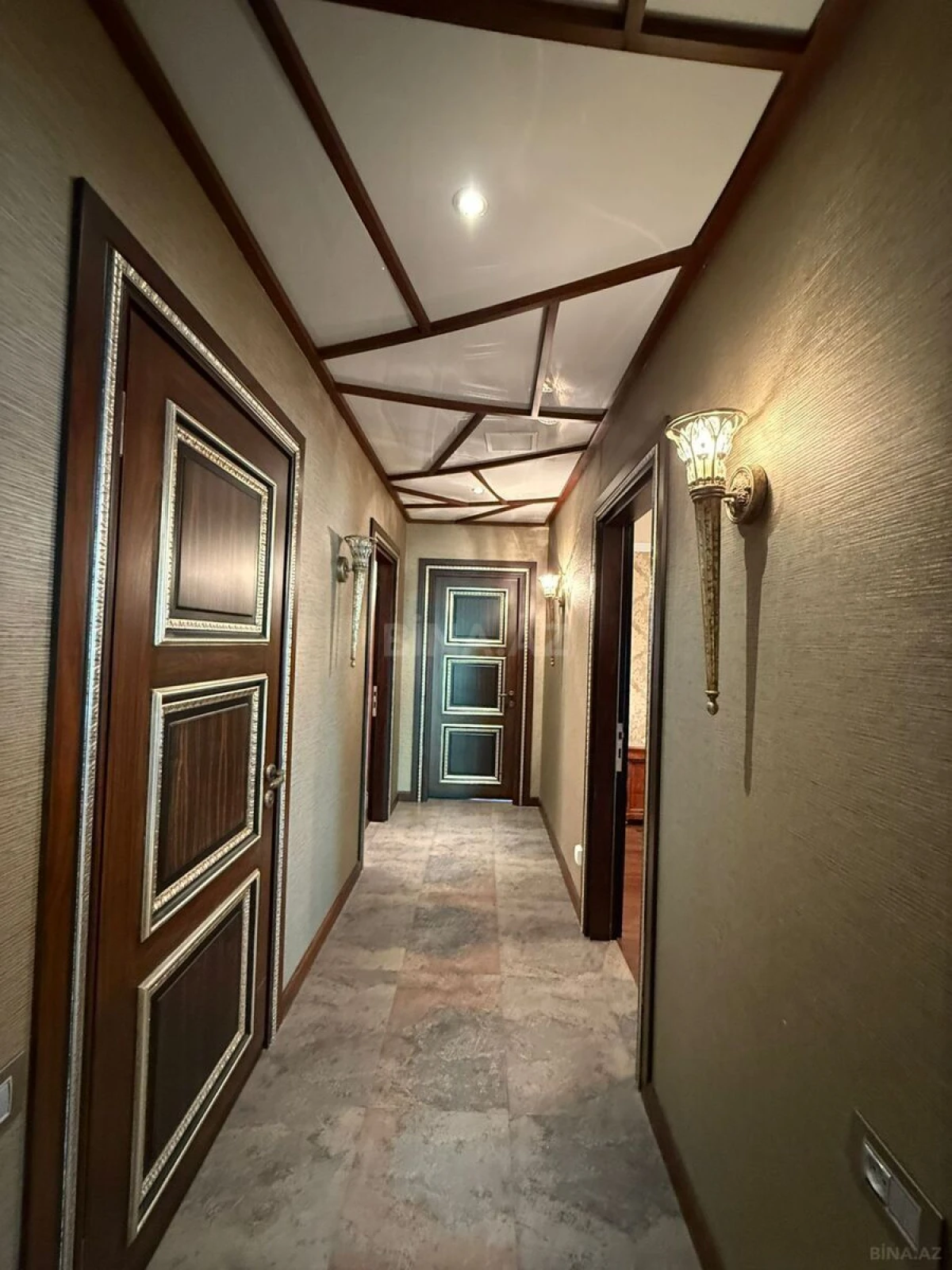 Satılır 4 otaqlı mənzil 198 m²