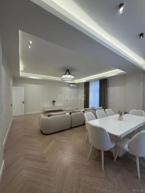 Satılır 4 otaqlı mənzil 195 m²