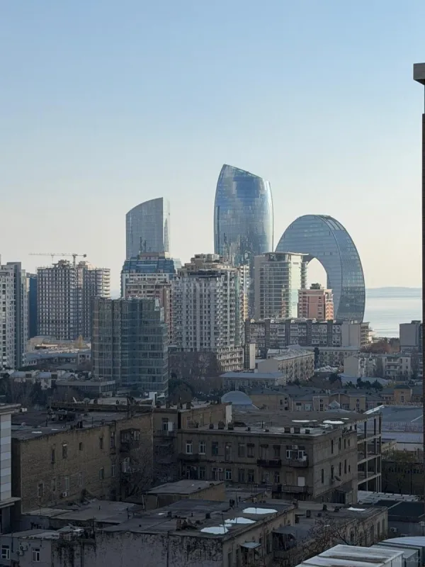 Satılır 4 otaqlı mənzil 195 m²