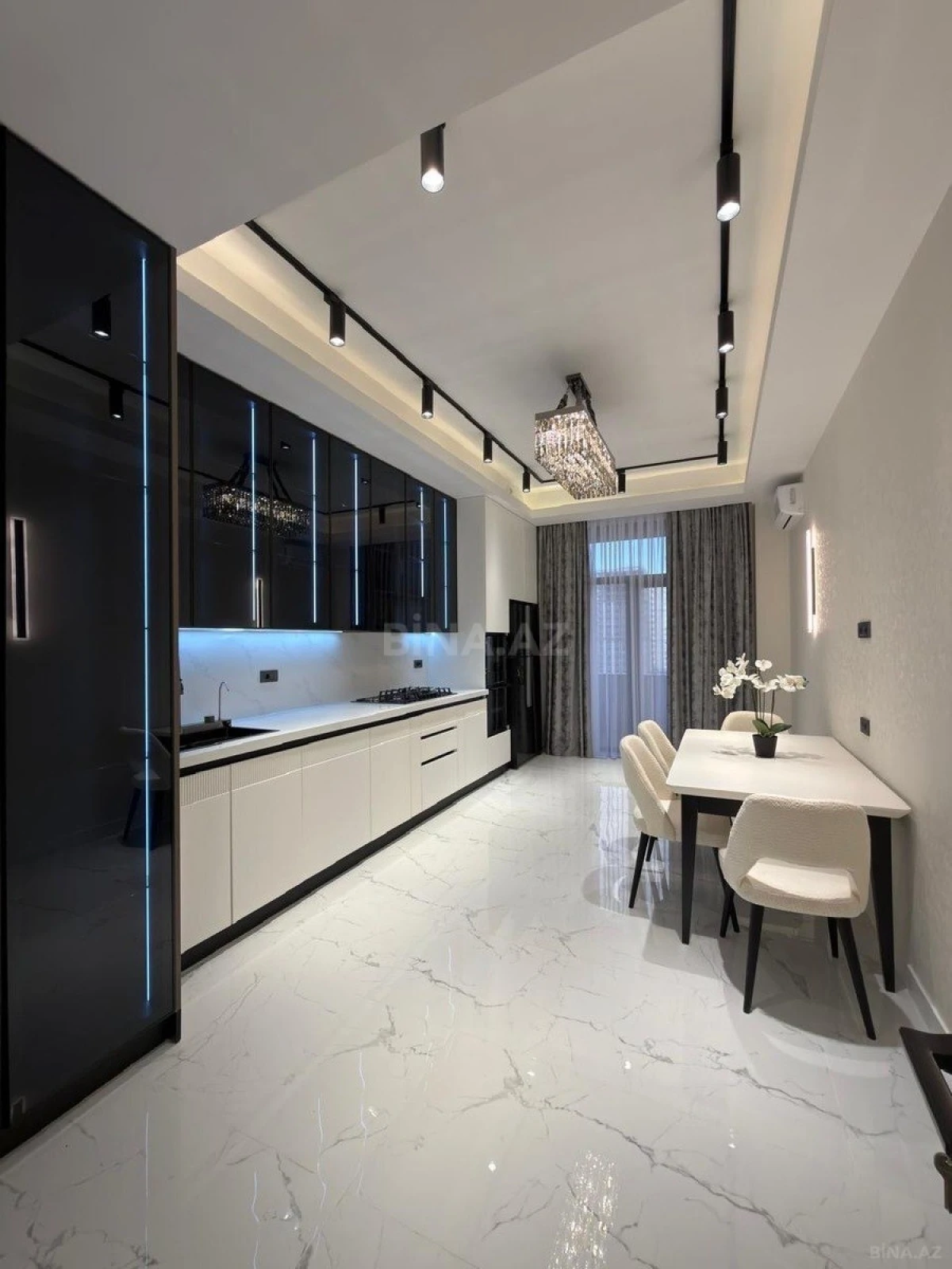 Satılır 4 otaqlı mənzil 195 m²