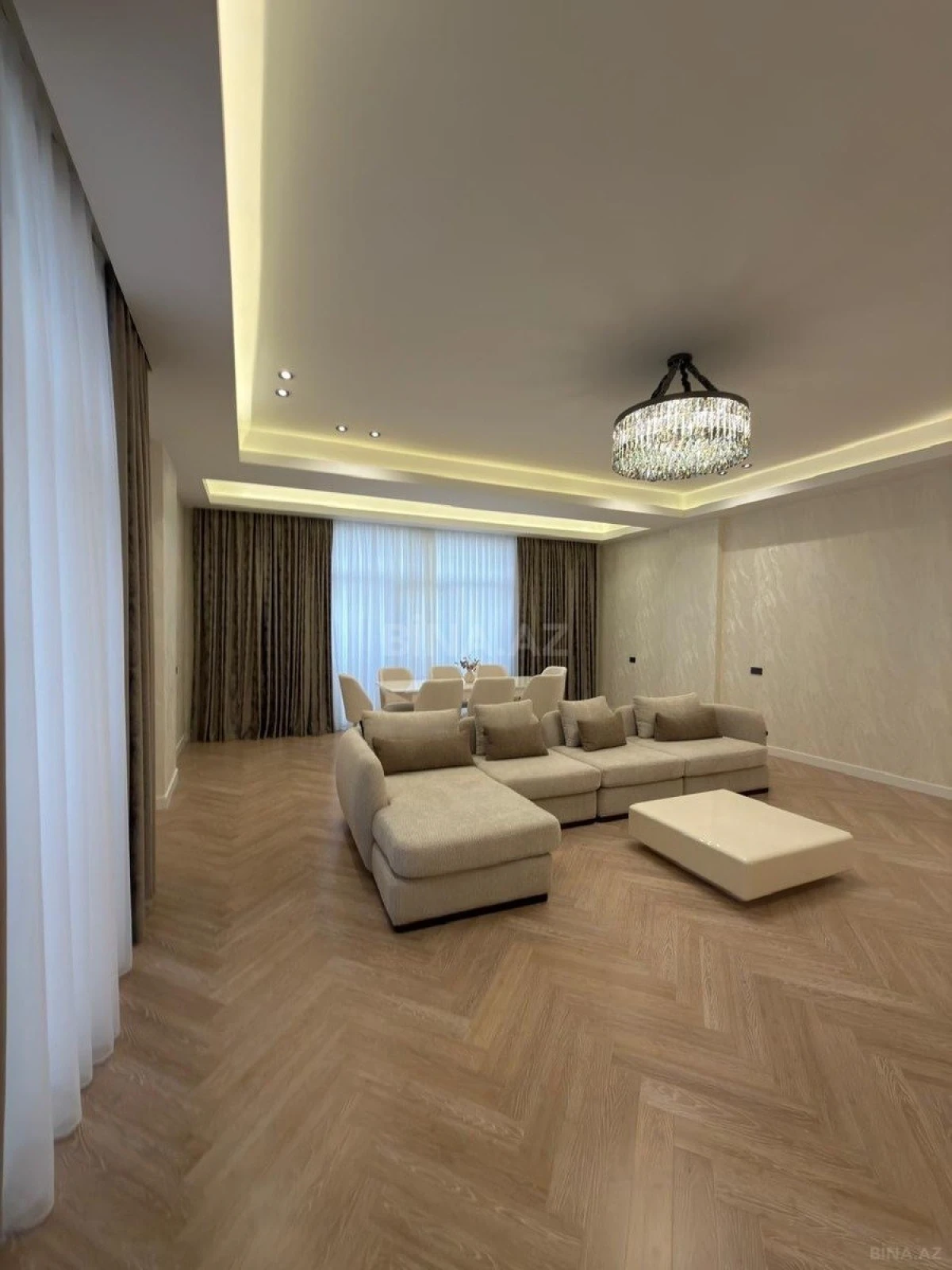 Satılır 4 otaqlı mənzil 195 m²