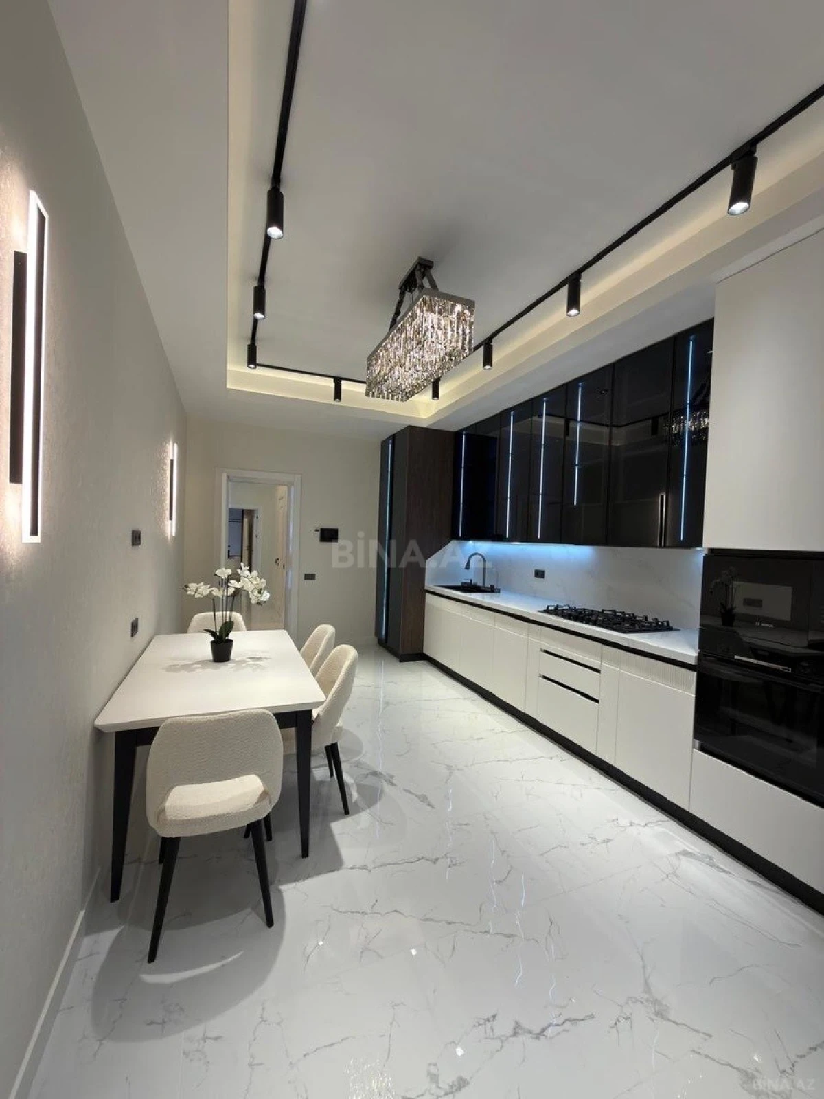 Satılır 4 otaqlı mənzil 195 m²