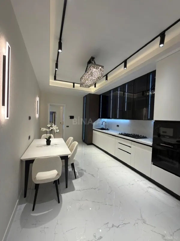 Satılır 4 otaqlı mənzil 195 m²