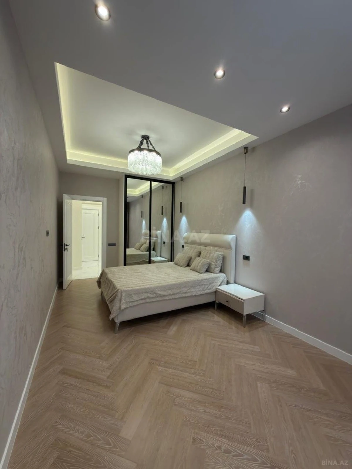 Satılır 4 otaqlı mənzil 195 m²