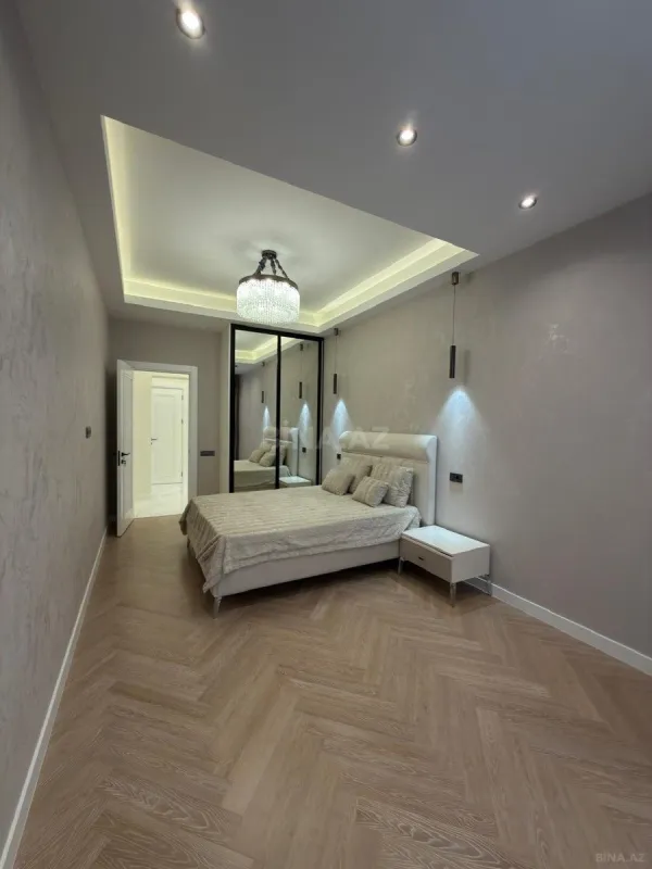 Satılır 4 otaqlı mənzil 195 m²