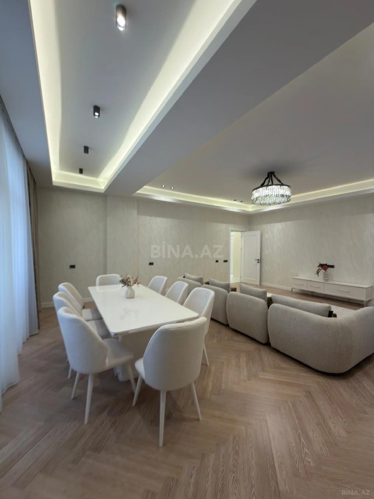 Satılır 4 otaqlı mənzil 195 m²