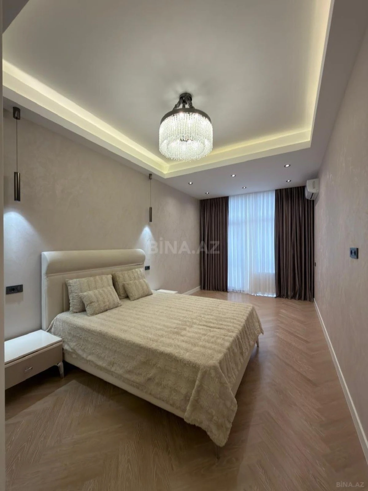 Satılır 4 otaqlı mənzil 195 m²