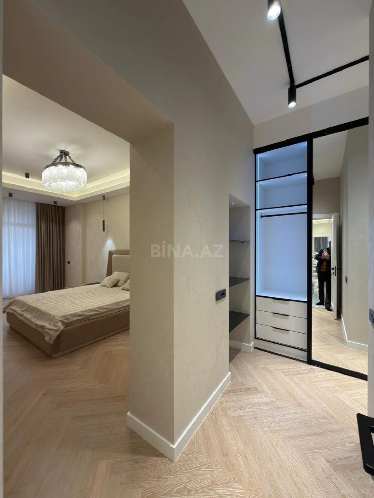 Satılır 4 otaqlı mənzil 195 m²