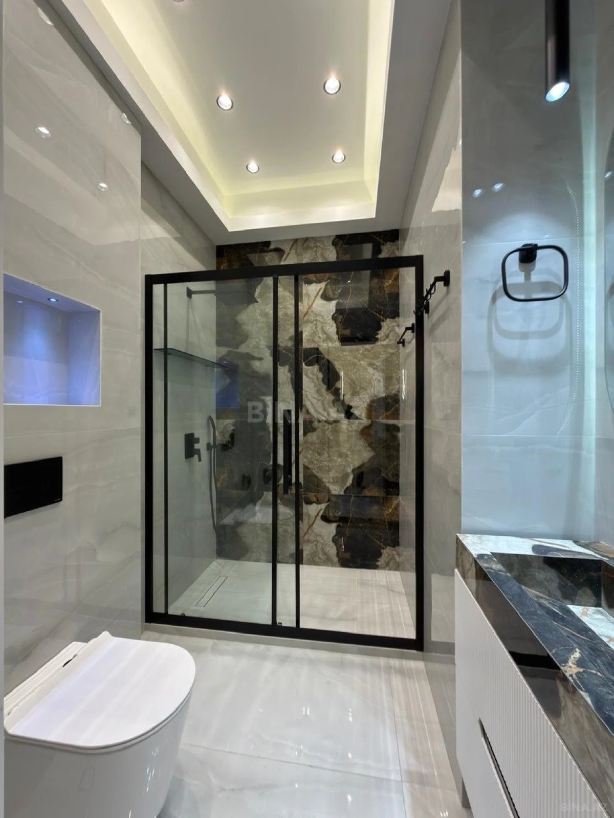 Satılır 4 otaqlı mənzil 195 m²