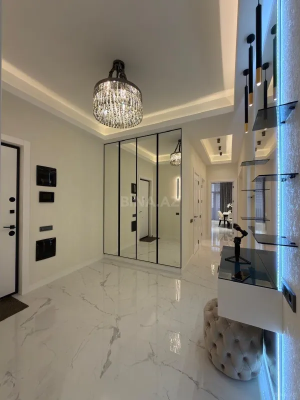 Satılır 4 otaqlı mənzil 195 m²