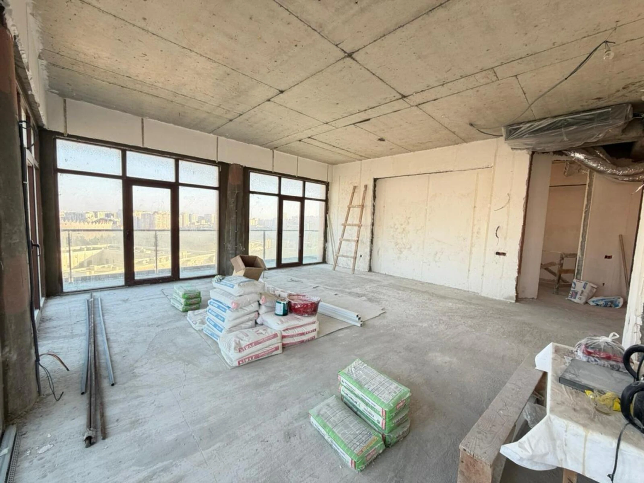 Satılır 4 otaqlı mənzil 200 m²