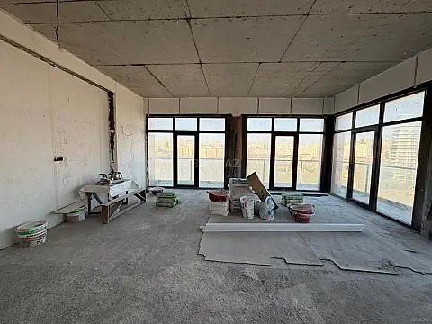 Satılır 4 otaqlı mənzil 200 m²