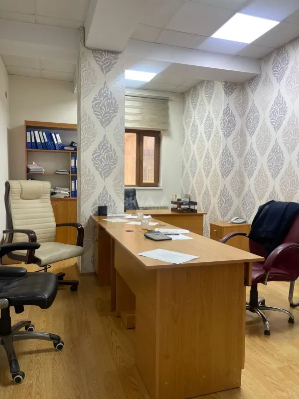 Kirayə verilir 8 otaqlı ofis 200 m²