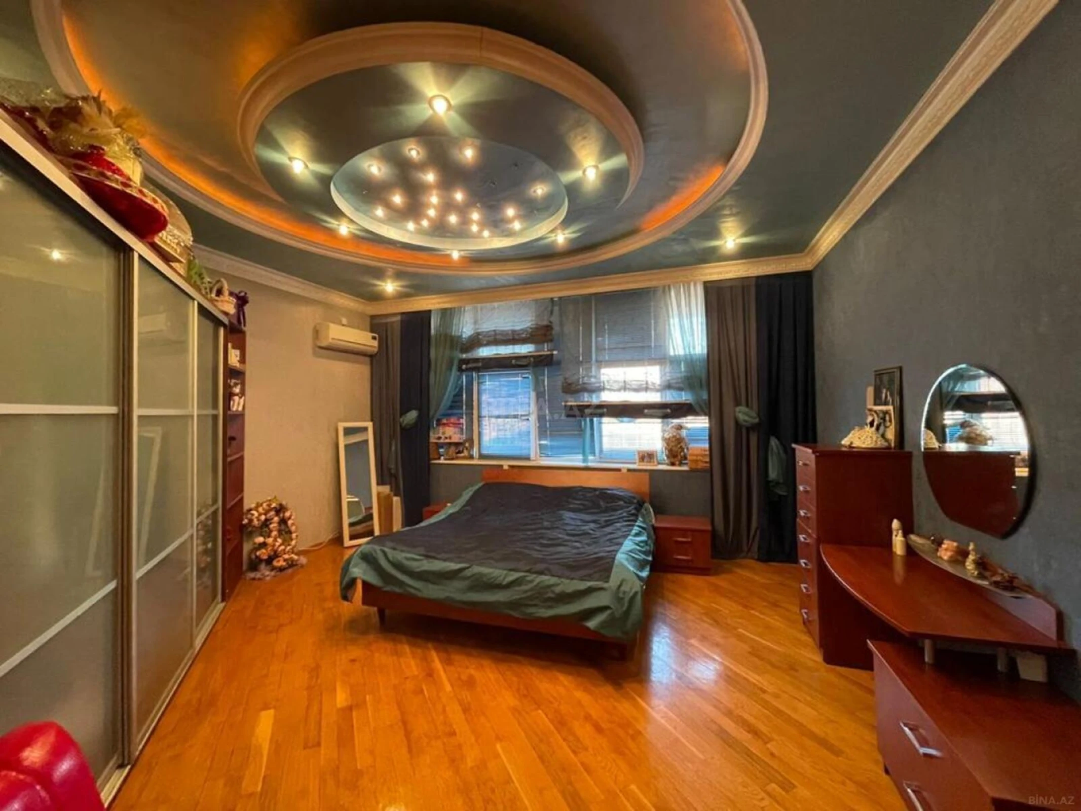 Satılır 5 otaqlı mənzil 370 m²