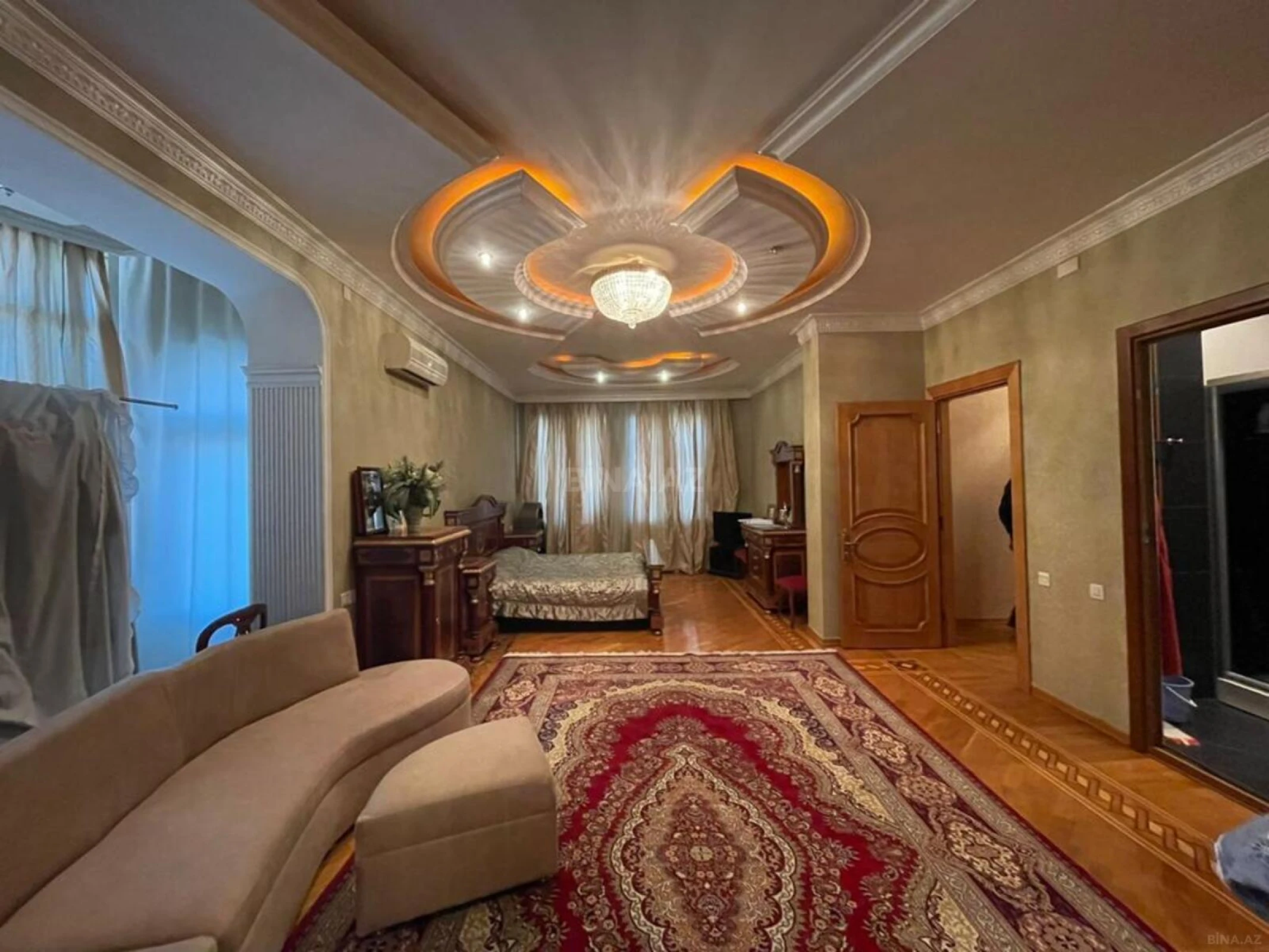 Satılır 5 otaqlı mənzil 370 m²