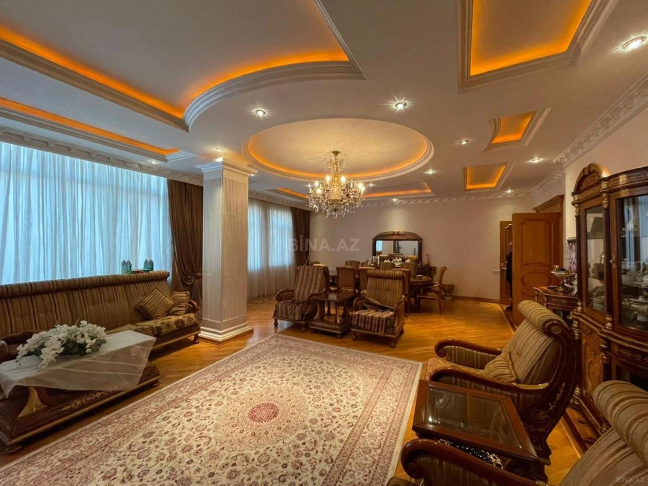 Satılır 5 otaqlı mənzil 370 m²
