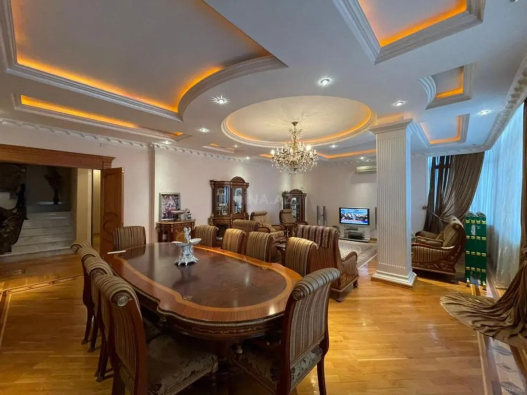 Satılır 5 otaqlı mənzil 370 m²