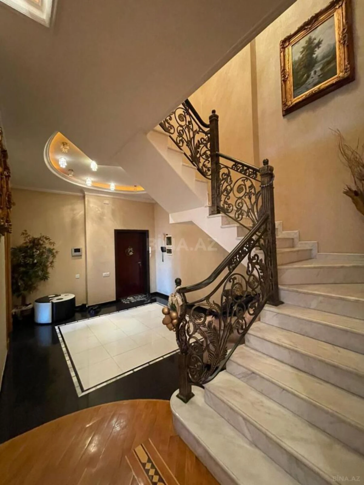 Satılır 5 otaqlı mənzil 370 m²