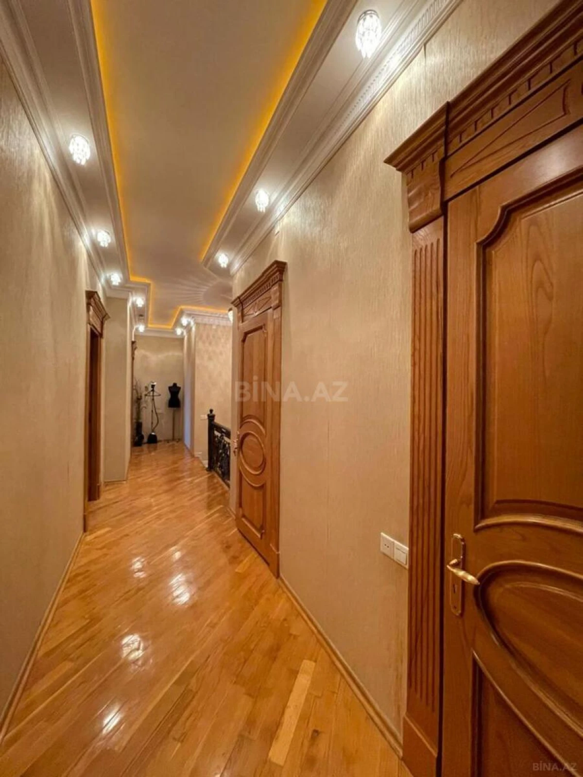 Satılır 5 otaqlı mənzil 370 m²