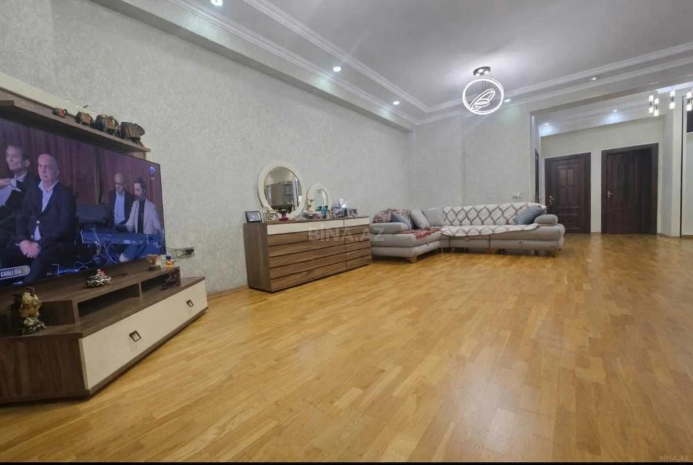 Satılır 3 otaqlı mənzil 118 m²