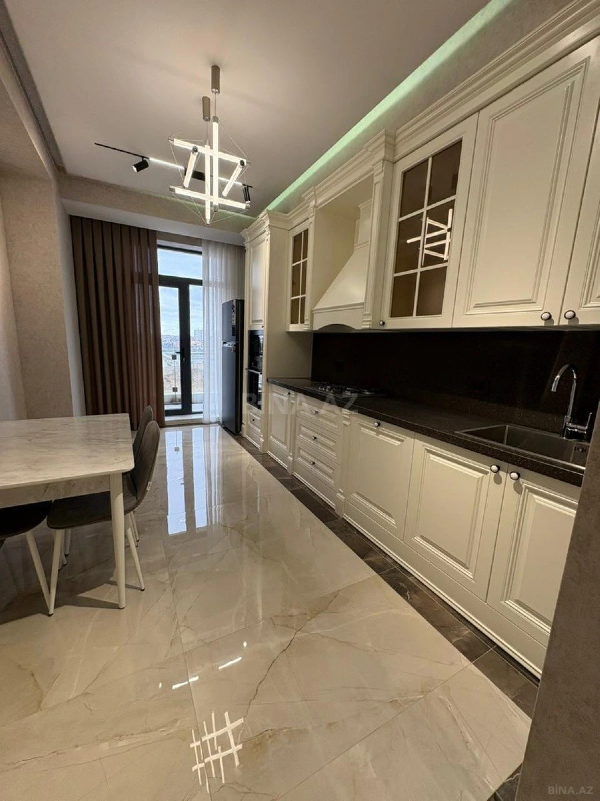 Kirayə verilir 2 otaqlı mənzil 97 m²