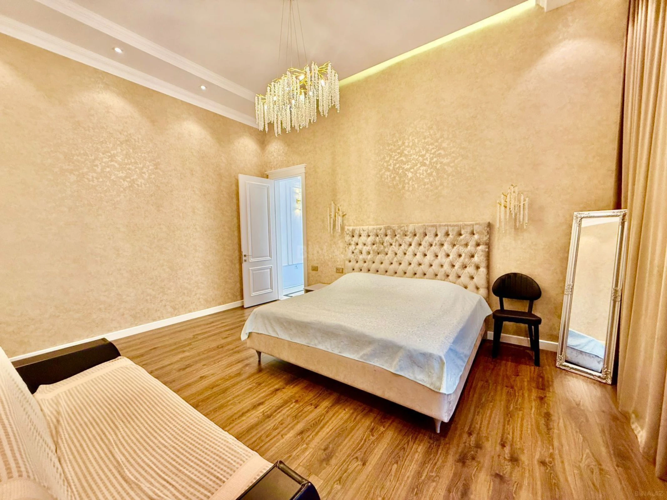 Satılır 5 otaqlı həyət evi 250 m²