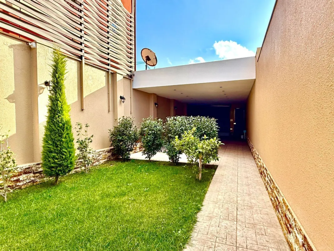 Satılır 5 otaqlı həyət evi 250 m²