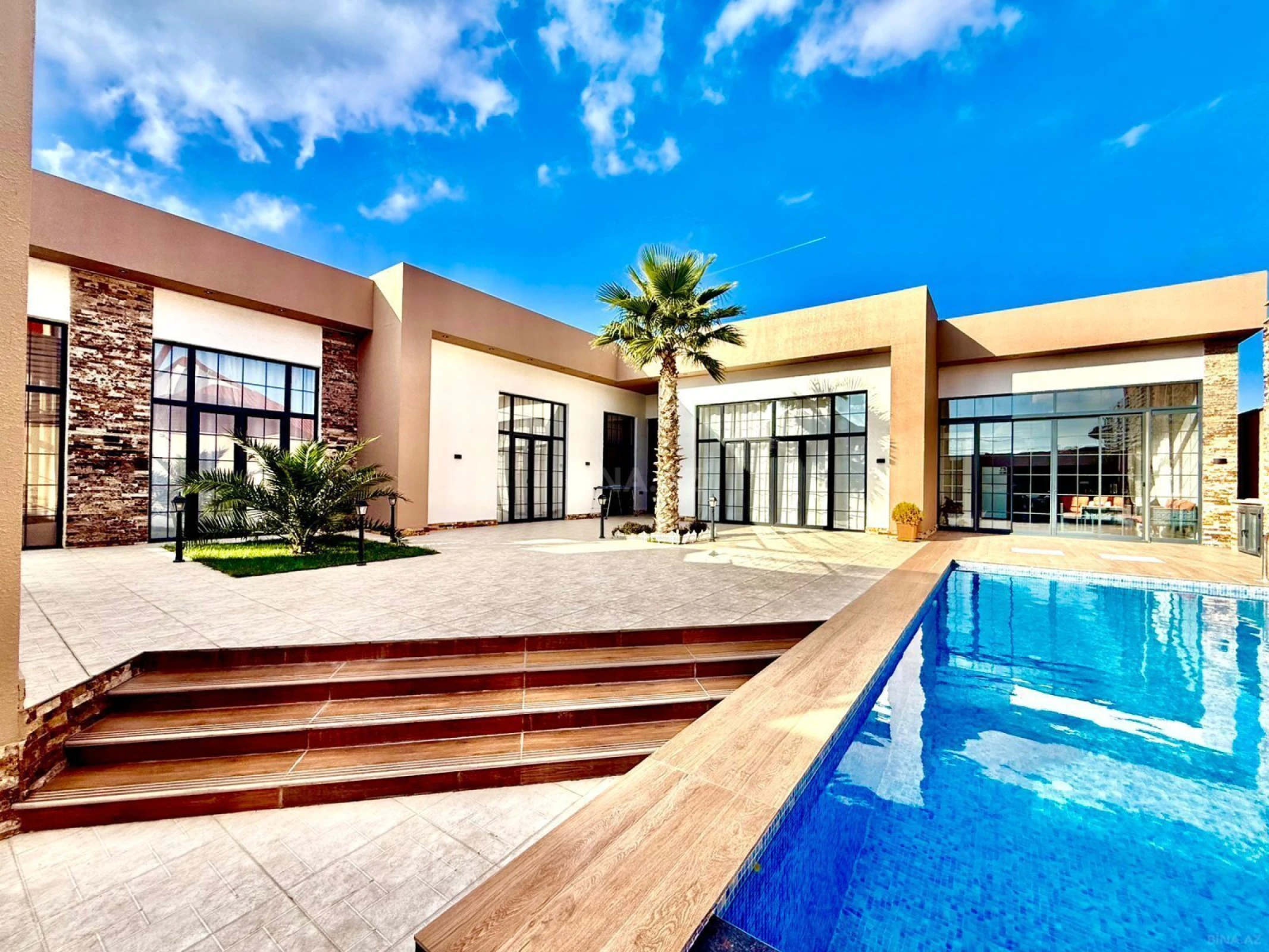 Satılır 5 otaqlı həyət evi 250 m²